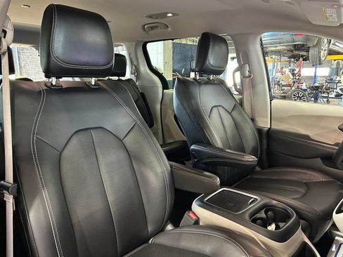 Used 2024 Chrysler Pacifica Touring-L FWD image 39