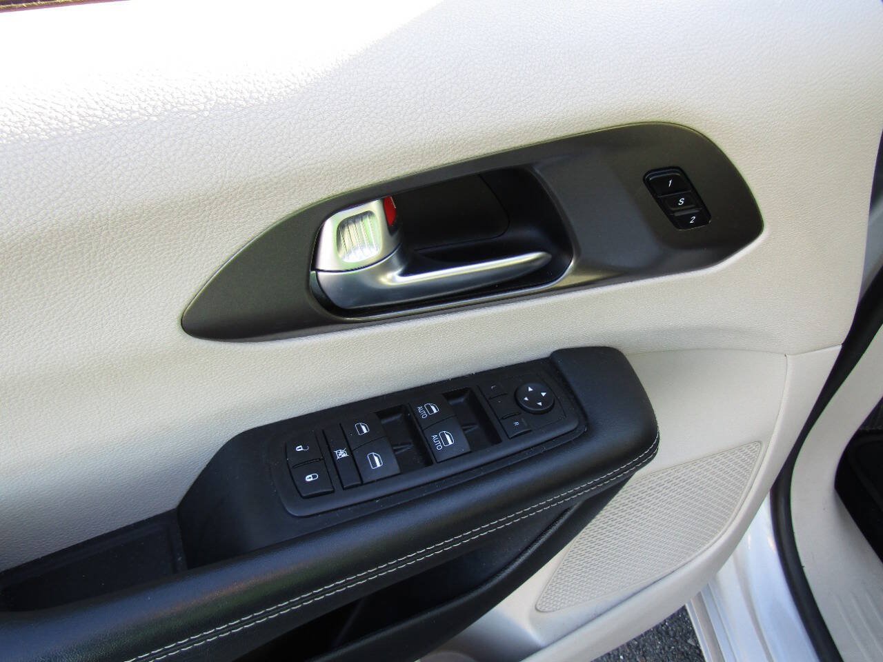 Used 2024 Chrysler Pacifica Touring-L FWD image 21