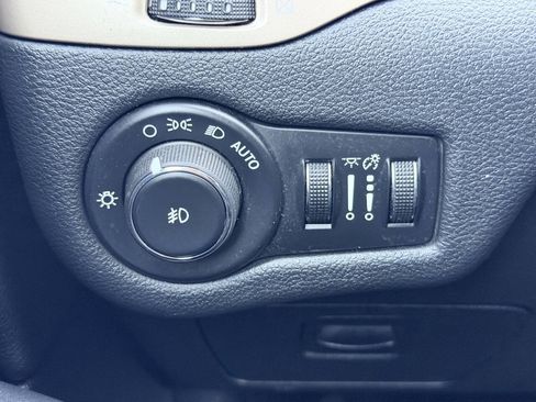Used 2016 Jeep Cherokee Latitude AWD/4WD image 14