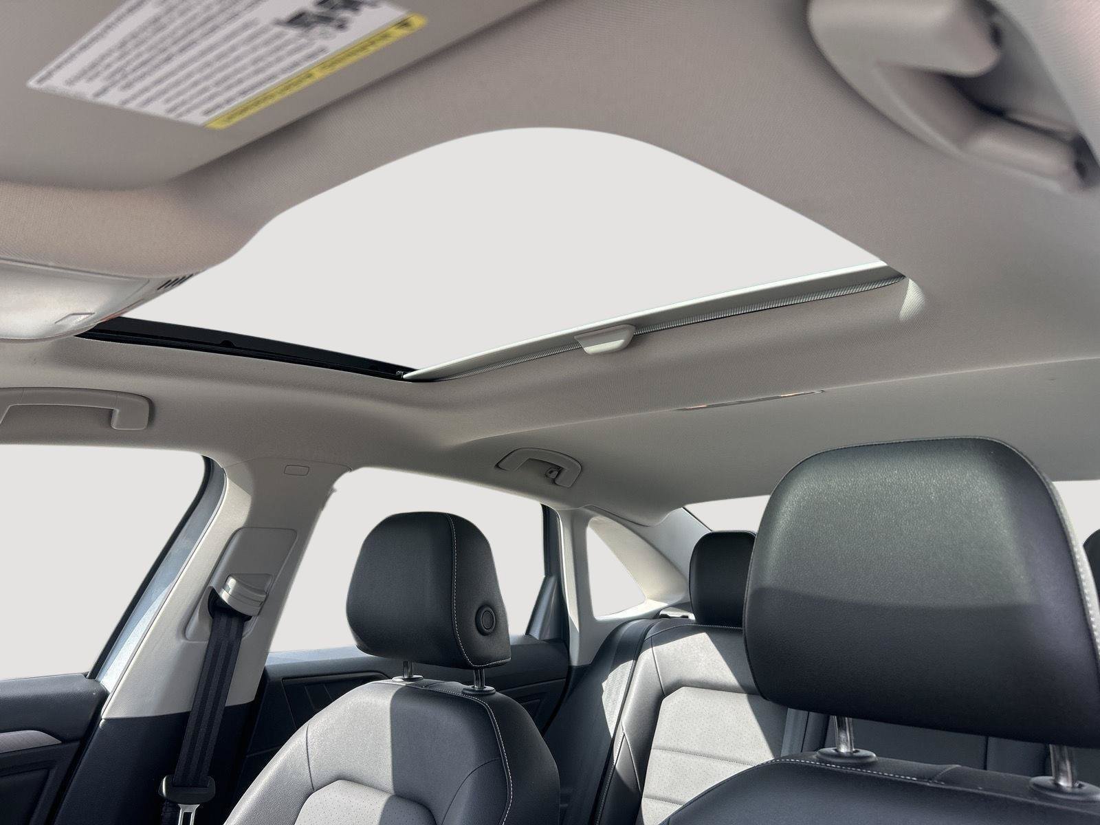 Used 2024 Volkswagen Jetta SE w/ Panoramic Sunroof Package FWD image 6