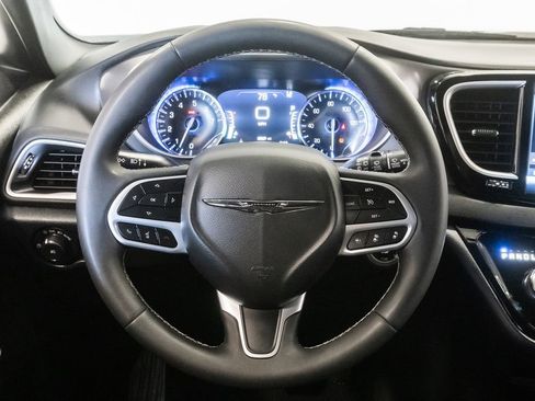 Used 2025 Chrysler Pacifica Select FWD image 13