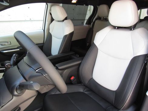 Used 2026 Toyota Sienna XSE AWD/4WD image 12