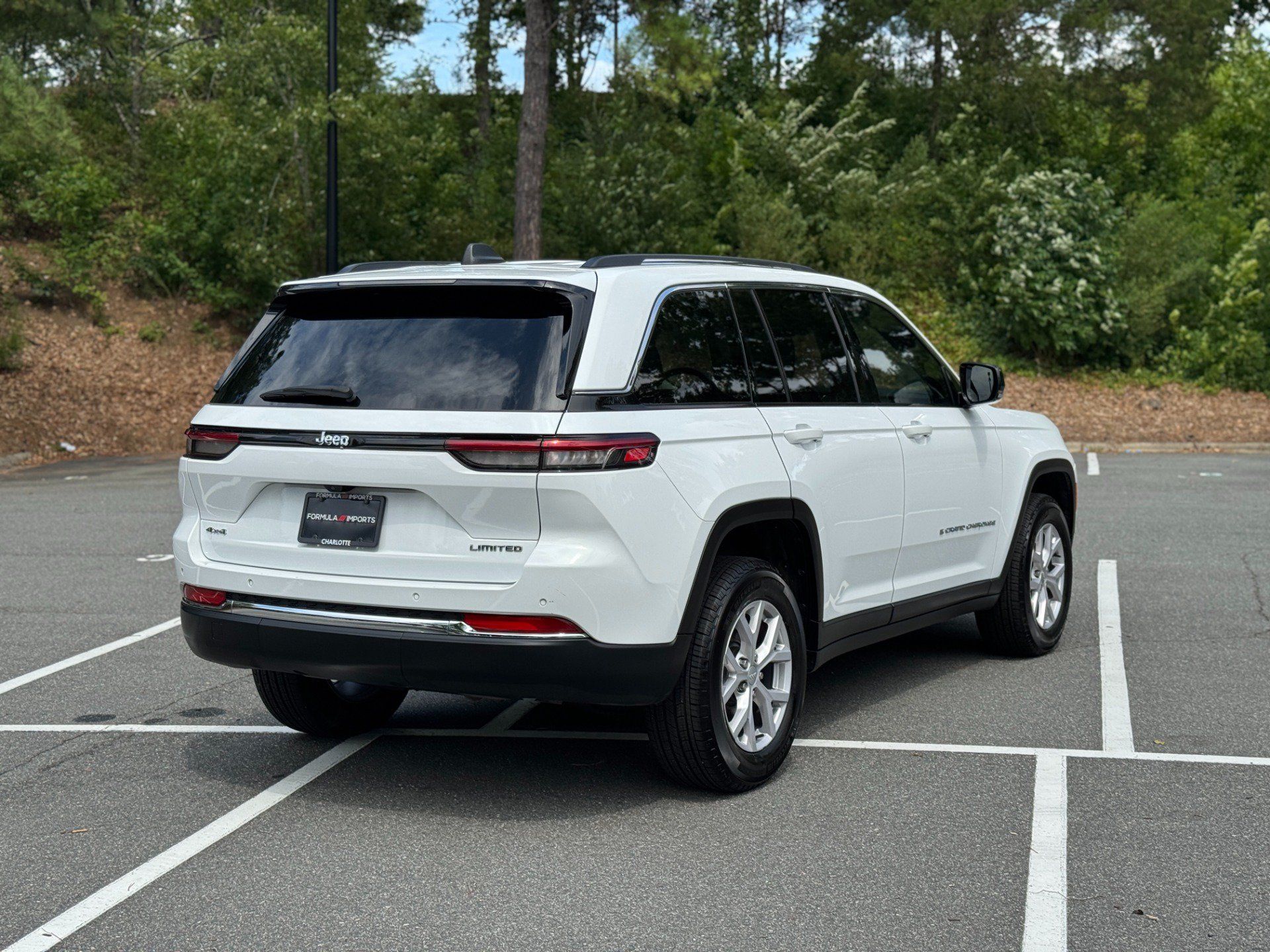 Used 2022 Jeep Grand Cherokee Limited AWD/4WD image 12