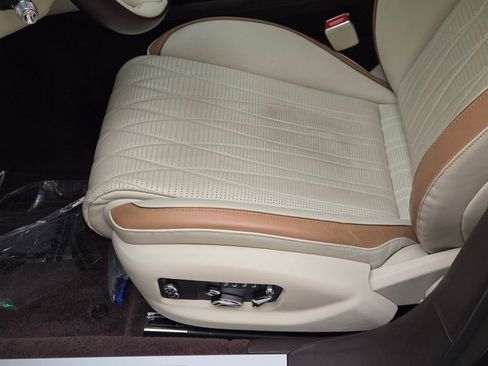 Used 2023 Bentley Flying Spur Plug-In Hybrid image 32