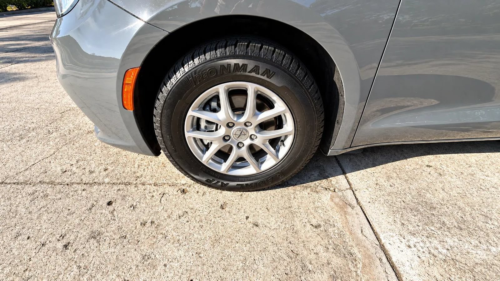 Used 2025 Chrysler Pacifica Select FWD image 13