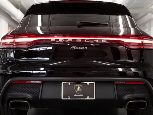 Used 2025 Porsche Macan AWD/4WD image 17