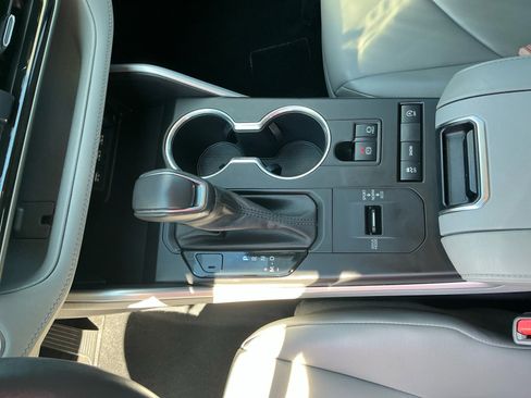 Used 2021 Toyota Highlander XLE image 15