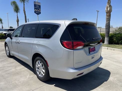 Used 2022 Chrysler Voyager LX FWD image 6
