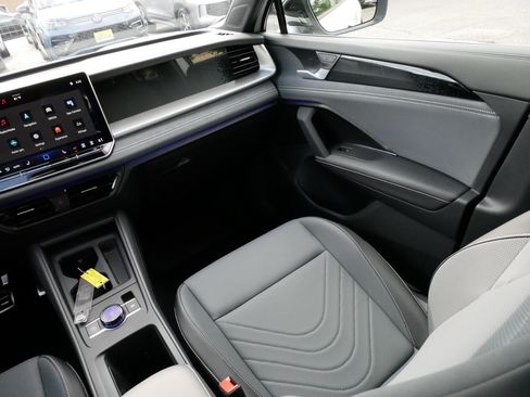 Certified 2025 Volkswagen Tiguan SE R-Line AWD/4WD image 11