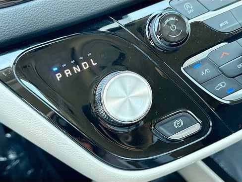Used 2024 Chrysler Pacifica Touring-L FWD image 28