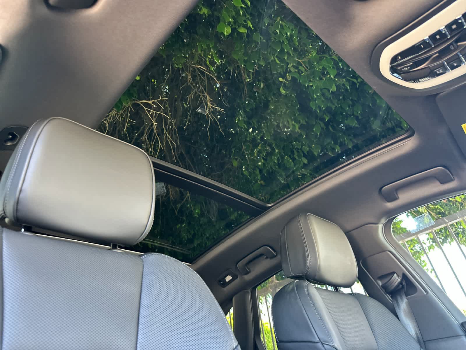 Certified 2025 Porsche Macan AWD/4WD image 18