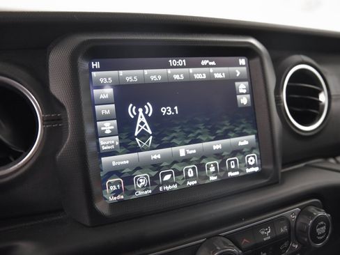 Used 2023 Jeep Wrangler Unlimited Sahara w/ Cold Weather Group image 18