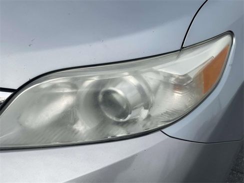 Used 2014 Toyota Sienna XLE image 13