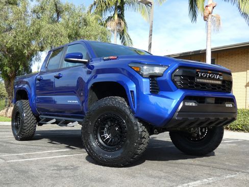 Used 2025 Toyota Tacoma SR5 image 5