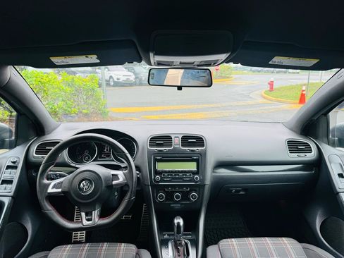 Used 2011 Volkswagen Golf 4-Door FWD image 18