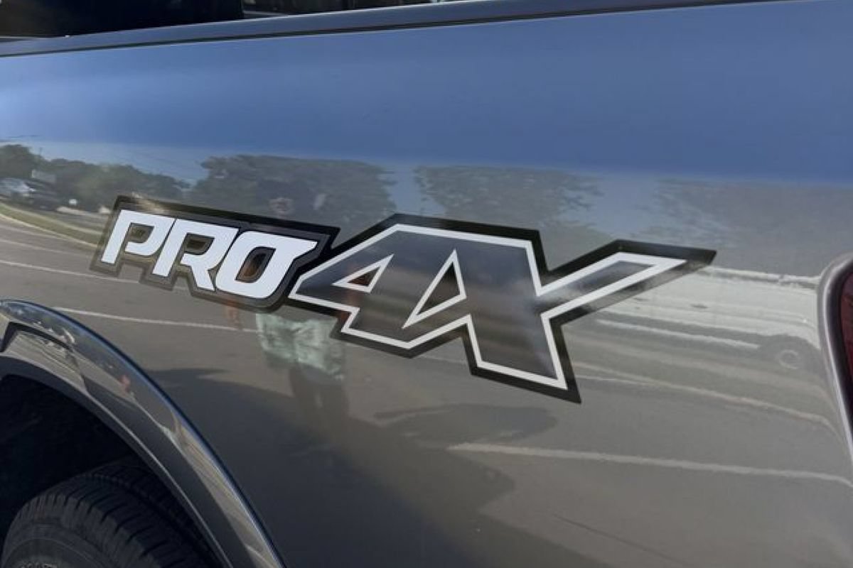 Used 2018 Nissan Titan PRO-4X w/ Pro-4x Convenience Package AWD/4WD image 7