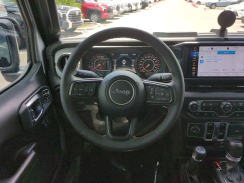 Used 2024 Jeep Gladiator Sport AWD/4WD image 15