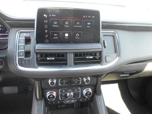 Used 2024 GMC Yukon XL AT4 w/ Technology Package AWD/4WD image 3
