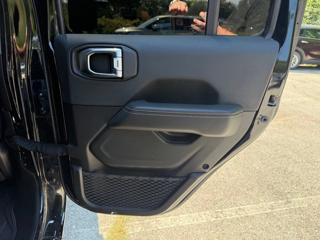 Used 2024 Jeep Wrangler Unlimited Sahara w/ Technology Group AWD/4WD image 16