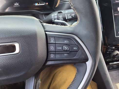Used 2023 Jeep Grand Cherokee Altitude AWD/4WD image 18