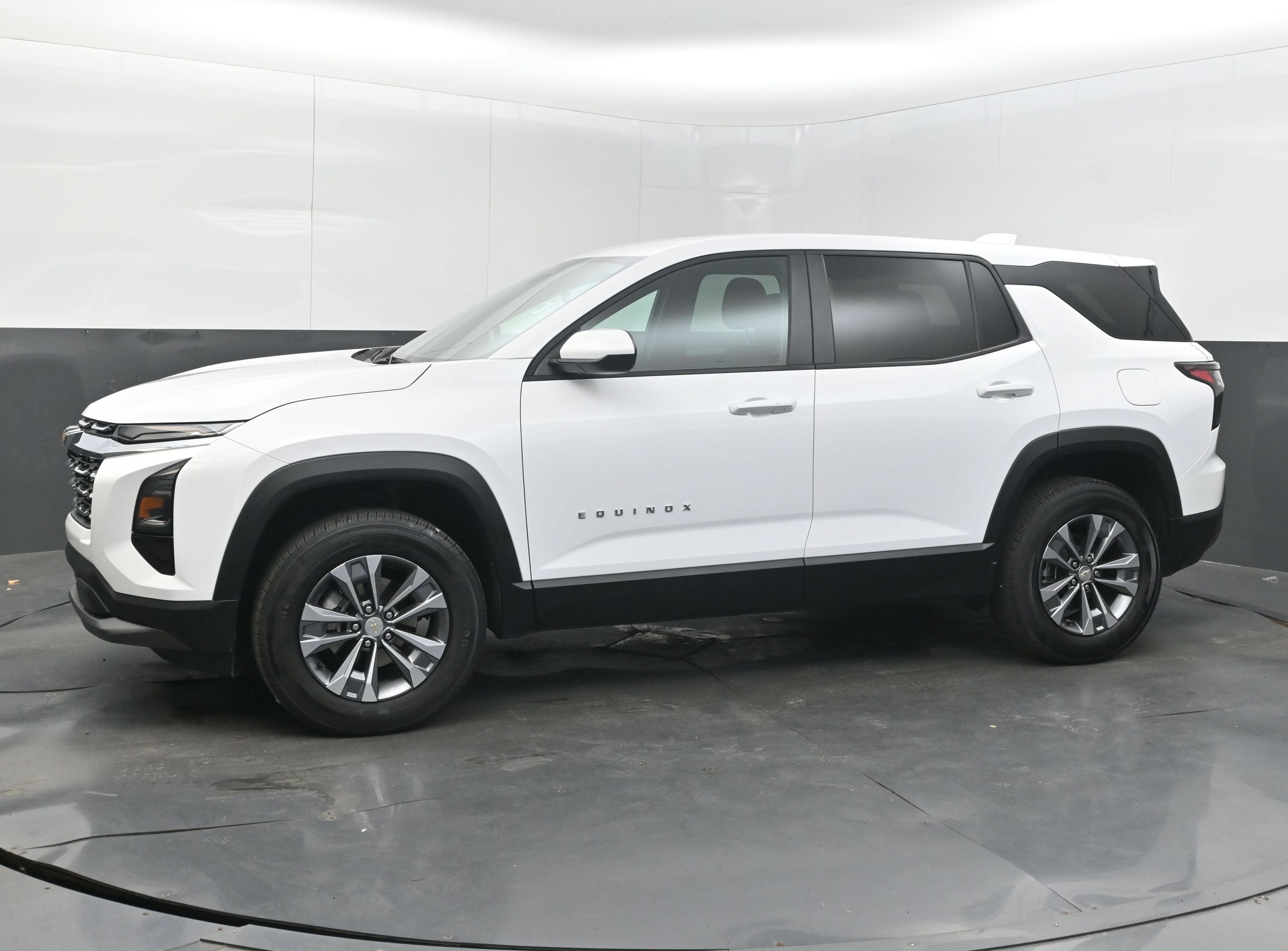 Used 2026 Chevrolet Equinox LT FWD image 5