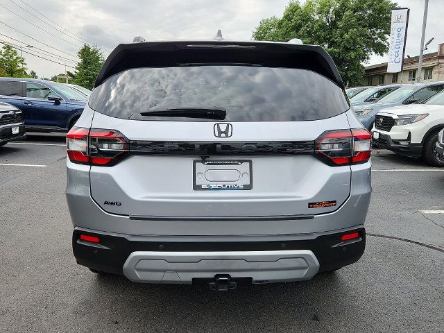 Used 2025 Honda Pilot TrailSport image 5