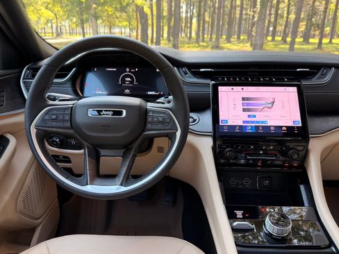 Used 2025 Jeep Grand Cherokee Limited w/ Luxury Tech Group II AWD/4WD image 3
