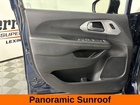 Used 2025 Chrysler Pacifica Limited FWD image 11