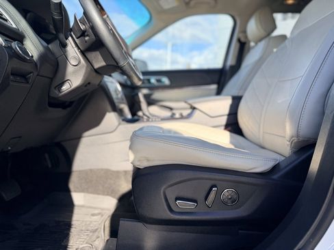 Used 2017 Ford Explorer Platinum image 10