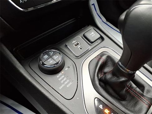 Used 2021 Jeep Cherokee Trailhawk image 21