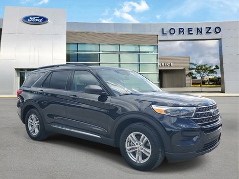 Used 2023 Ford Explorer XLT image 3