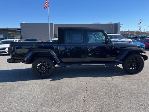 Used 2023 Jeep Gladiator Overland image 4