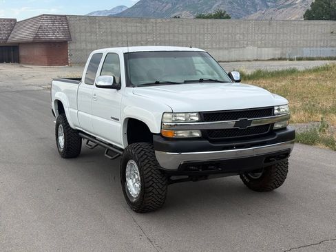 Used 2002 Chevrolet Silverado 2500 LT w/ Off-Road Skid Plate Pkg AWD/4WD image 2
