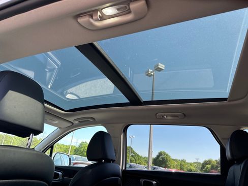 Used 2025 Kia Sorento S w/ Panoramic Sunroof Package image 9