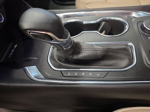 Used 2023 Chevrolet Traverse Premier image 27