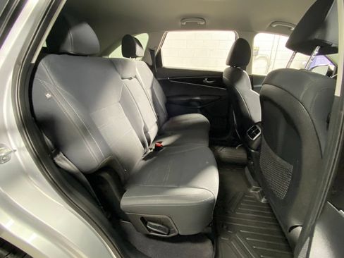 Used 2019 Kia Sorento AWD V6 image 32