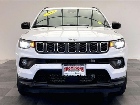 Used 2024 Jeep Compass Latitude AWD/4WD image 2