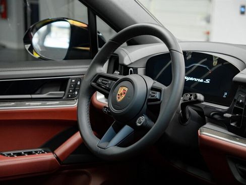 Used 2025 Porsche Cayenne S image 23