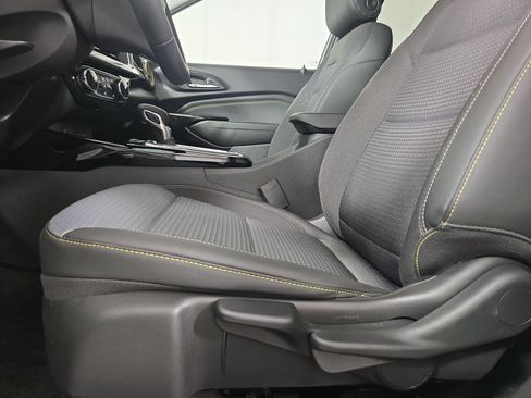 Certified 2024 Chevrolet Trax LT w/ Sunroof Package FWD image 31