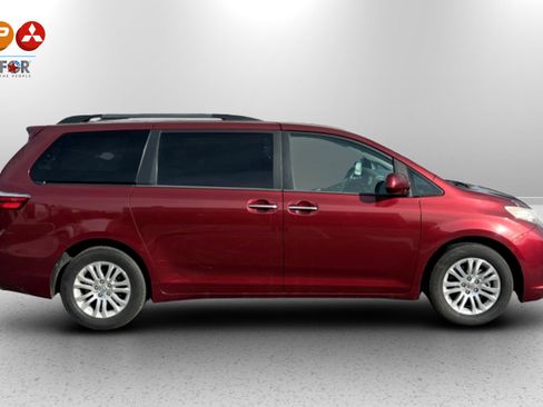 Used 2016 Toyota Sienna XLE image 4