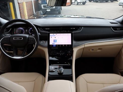 New 2025 Jeep Grand Cherokee Limited image 38