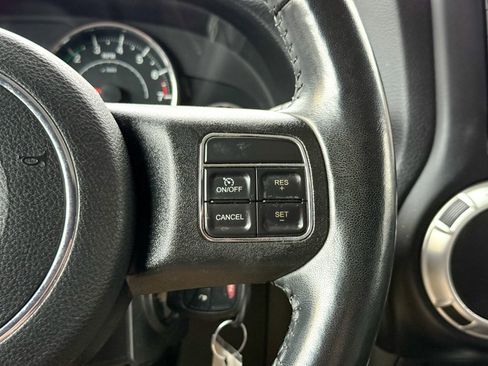 Used 2018 Jeep Wrangler Unlimited Rubicon w/ Connectivity Group image 39