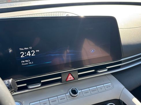 Used 2025 Hyundai Elantra Limited image 21