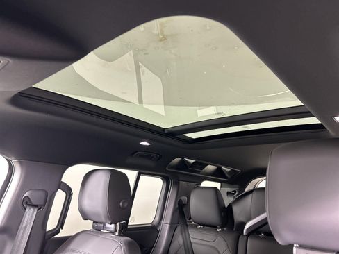 New 2025 Land Rover Defender 110 S image 9