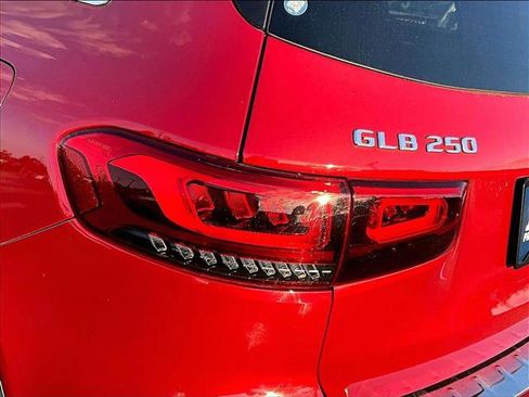 Used 2021 Mercedes-Benz GLB 250 4MATIC image 29