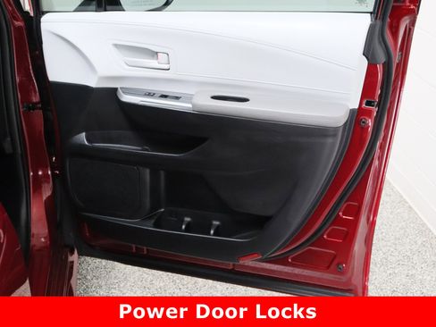 Certified 2025 Toyota Sienna LE image 34