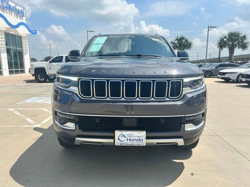 Used 2024 Jeep Wagoneer Series III w/ Premium Group I AWD/4WD image 3