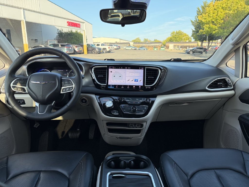 Used 2024 Chrysler Pacifica Touring-L FWD image 22