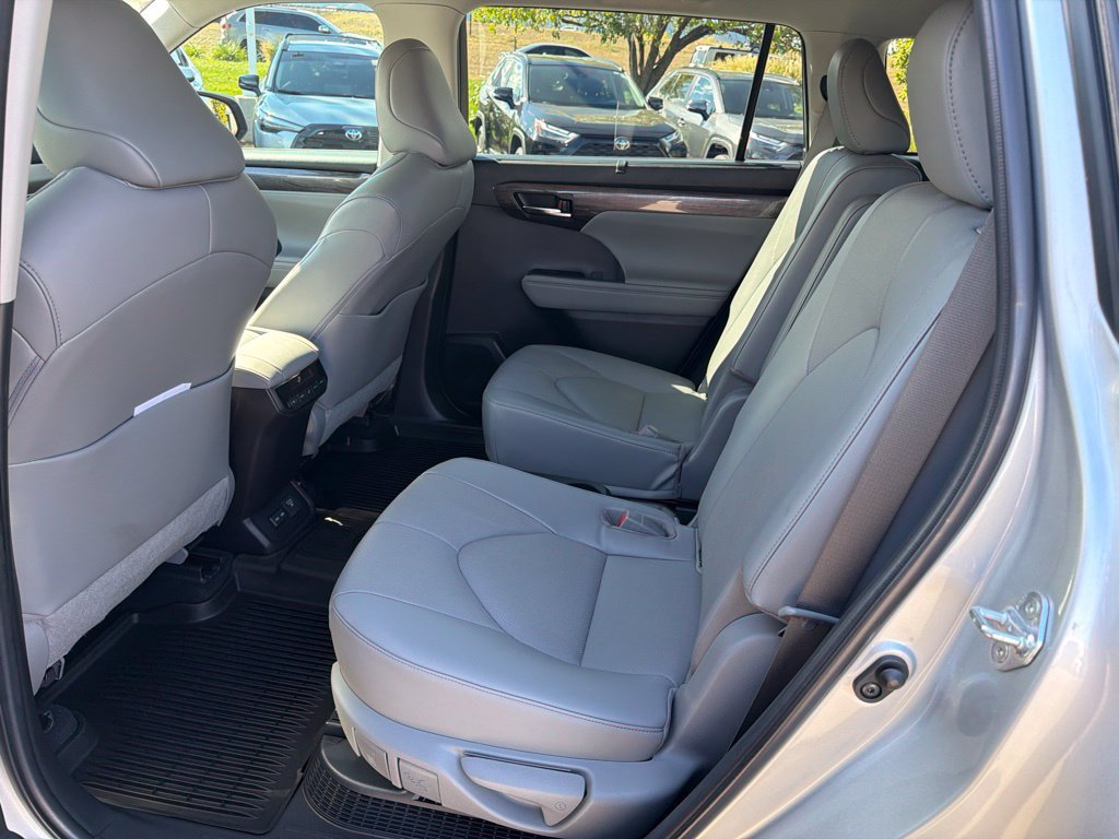 Used 2023 Toyota Highlander Limited AWD/4WD image 21