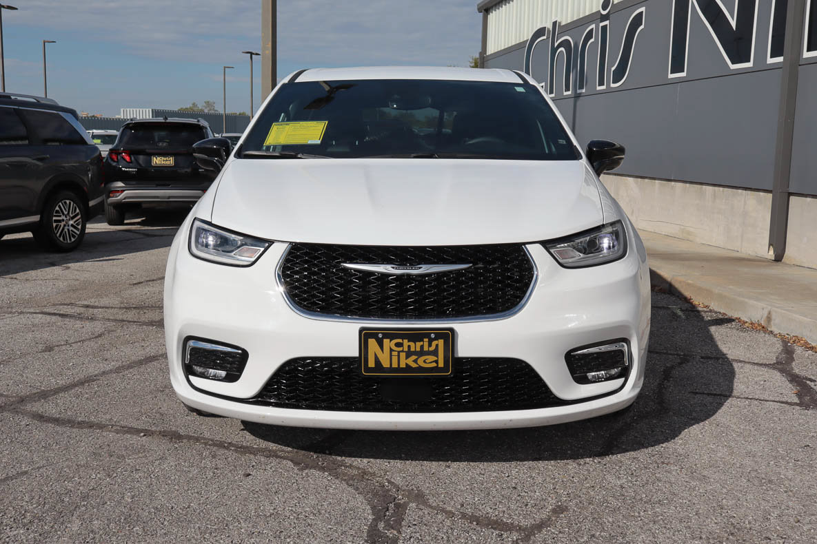 Used 2026 Chrysler Pacifica Select FWD image 2